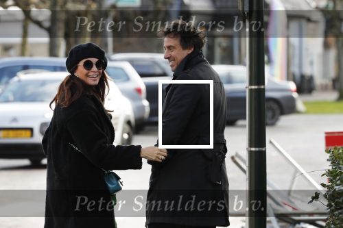 Blaricum 9 februari 2019
Marco Borsato met bladerenblower bij zijn huis. Daarna gaat hij lunchen met zijn vrouw Leontine Borsato