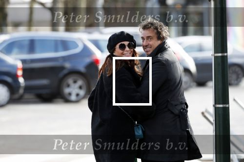 Blaricum 9 februari 2019
Marco Borsato met bladerenblower bij zijn huis. Daarna gaat hij lunchen met zijn vrouw Leontine Borsato