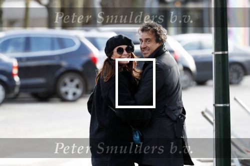 Blaricum 9 februari 2019
Marco Borsato met bladerenblower bij zijn huis. Daarna gaat hij lunchen met zijn vrouw Leontine Borsato