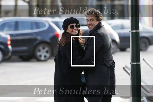 Blaricum 9 februari 2019
Marco Borsato met bladerenblower bij zijn huis. Daarna gaat hij lunchen met zijn vrouw Leontine Borsato
