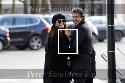 Blaricum 9 februari 2019
Marco Borsato met bladerenblower bij zijn huis. Daarna gaat hij lunchen met zijn vrouw Leontine Borsato
