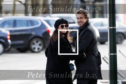 Blaricum 9 februari 2019
Marco Borsato met bladerenblower bij zijn huis. Daarna gaat hij lunchen met zijn vrouw Leontine Borsato