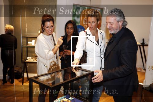 Amsterdam 4 februari 2019
Presentatie armbandje câ€™est Moi  (Art) voor de Esther Vergeer foundation.
Aanwezig zijn Esther Vergeer Quinty Trustfull Anouk Smulders Evelien de Bruijn en Mark Teurlings.