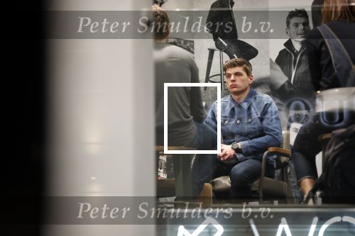 Amsterdam 4 februari 2019
Max Verstappen bij de presentatie van de G-Star RAW Max Verstappen lijn in de G-star winkel op de pc Hooftstraat. Max gaat met fans op de foto.