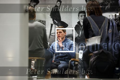 Amsterdam 4 februari 2019
Max Verstappen bij de presentatie van de G-Star RAW Max Verstappen lijn in de G-star winkel op de pc Hooftstraat. Max gaat met fans op de foto.