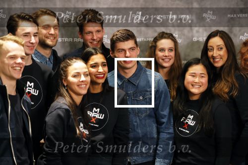 Amsterdam 4 februari 2019
Max Verstappen bij de presentatie van de G-Star RAW Max Verstappen lijn in de G-star winkel op de pc Hooftstraat. Max gaat met fans op de foto.