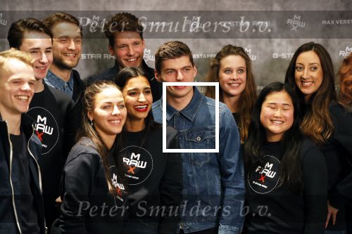 Amsterdam 4 februari 2019
Max Verstappen bij de presentatie van de G-Star RAW Max Verstappen lijn in de G-star winkel op de pc Hooftstraat. Max gaat met fans op de foto.