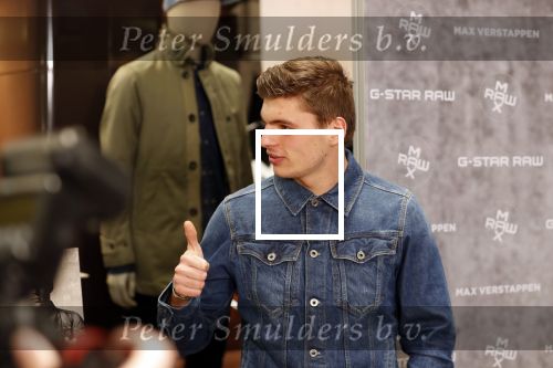 Amsterdam 4 februari 2019
Max Verstappen bij de presentatie van de G-Star RAW Max Verstappen lijn in de G-star winkel op de pc Hooftstraat. Max gaat met fans op de foto.