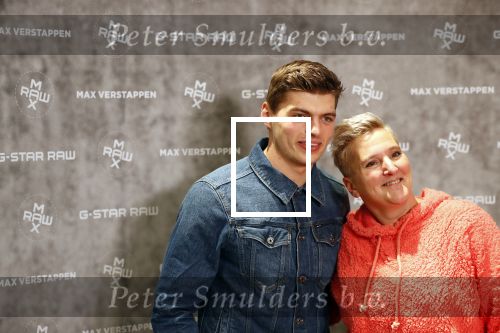 Amsterdam 4 februari 2019
Max Verstappen bij de presentatie van de G-Star RAW Max Verstappen lijn in de G-star winkel op de pc Hooftstraat. Max gaat met fans op de foto.