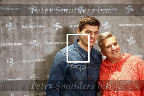 Amsterdam 4 februari 2019
Max Verstappen bij de presentatie van de G-Star RAW Max Verstappen lijn in de G-star winkel op de pc Hooftstraat. Max gaat met fans op de foto.