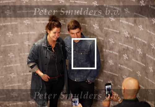 Amsterdam 4 februari 2019
Max Verstappen bij de presentatie van de G-Star RAW Max Verstappen lijn in de G-star winkel op de pc Hooftstraat. Max gaat met fans op de foto.