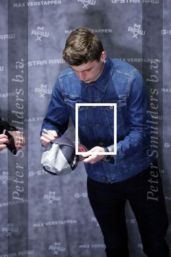 Amsterdam 4 februari 2019
Max Verstappen bij de presentatie van de G-Star RAW Max Verstappen lijn in de G-star winkel op de pc Hooftstraat. Max gaat met fans op de foto.