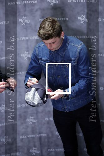 Amsterdam 4 februari 2019
Max Verstappen bij de presentatie van de G-Star RAW Max Verstappen lijn in de G-star winkel op de pc Hooftstraat. Max gaat met fans op de foto.