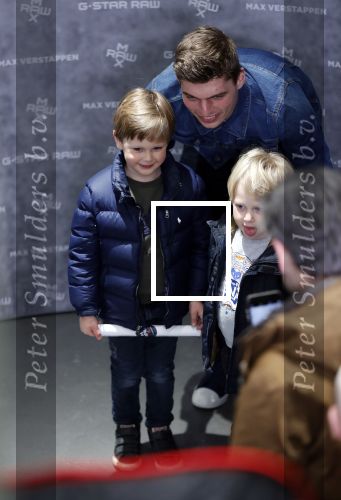 Amsterdam 4 februari 2019
Max Verstappen bij de presentatie van de G-Star RAW Max Verstappen lijn in de G-star winkel op de pc Hooftstraat. Max gaat met fans op de foto.