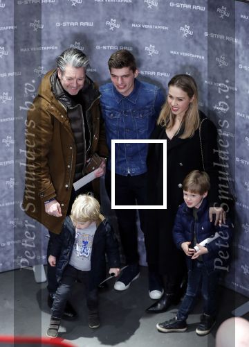 Amsterdam 4 februari 2019
Max Verstappen bij de presentatie van de G-Star RAW Max Verstappen lijn in de G-star winkel op de pc Hooftstraat. Max gaat met fans op de foto.