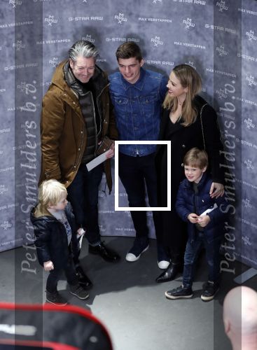 Amsterdam 4 februari 2019
Max Verstappen bij de presentatie van de G-Star RAW Max Verstappen lijn in de G-star winkel op de pc Hooftstraat. Max gaat met fans op de foto.