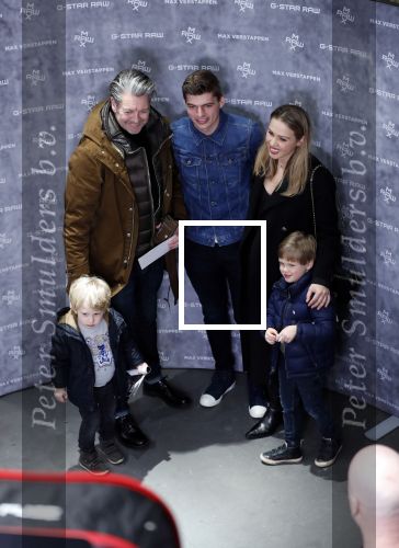 Amsterdam 4 februari 2019
Max Verstappen bij de presentatie van de G-Star RAW Max Verstappen lijn in de G-star winkel op de pc Hooftstraat. Max gaat met fans op de foto.