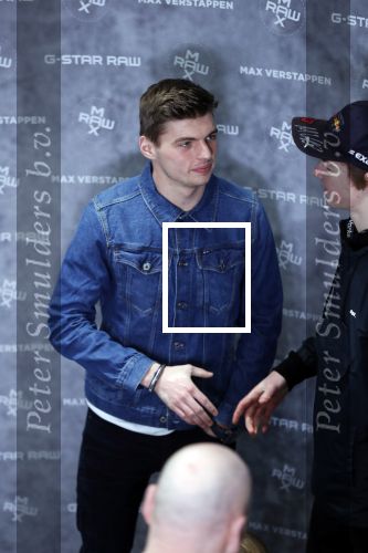 Amsterdam 4 februari 2019
Max Verstappen bij de presentatie van de G-Star RAW Max Verstappen lijn in de G-star winkel op de pc Hooftstraat. Max gaat met fans op de foto.