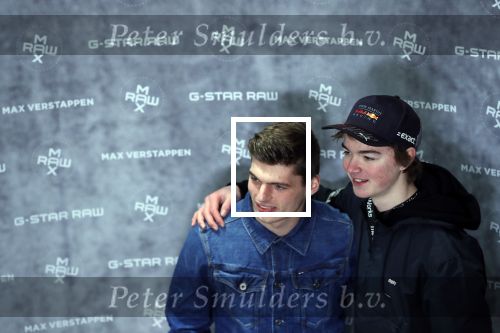 Amsterdam 4 februari 2019
Max Verstappen bij de presentatie van de G-Star RAW Max Verstappen lijn in de G-star winkel op de pc Hooftstraat. Max gaat met fans op de foto.
