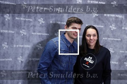 Amsterdam 4 februari 2019
Max Verstappen bij de presentatie van de G-Star RAW Max Verstappen lijn in de G-star winkel op de pc Hooftstraat. Max gaat met fans op de foto.