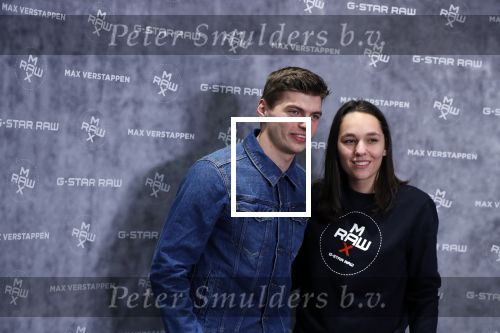 Amsterdam 4 februari 2019
Max Verstappen bij de presentatie van de G-Star RAW Max Verstappen lijn in de G-star winkel op de pc Hooftstraat. Max gaat met fans op de foto.