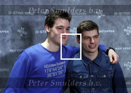 Amsterdam 4 februari 2019
Max Verstappen bij de presentatie van de G-Star RAW Max Verstappen lijn in de G-star winkel op de pc Hooftstraat. Max gaat met fans op de foto.