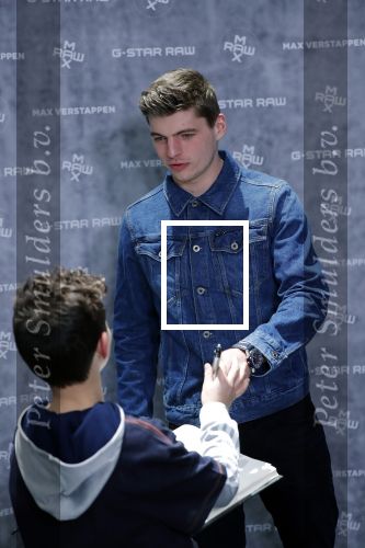 Amsterdam 4 februari 2019
Max Verstappen bij de presentatie van de G-Star RAW Max Verstappen lijn in de G-star winkel op de pc Hooftstraat. Max gaat met fans op de foto.