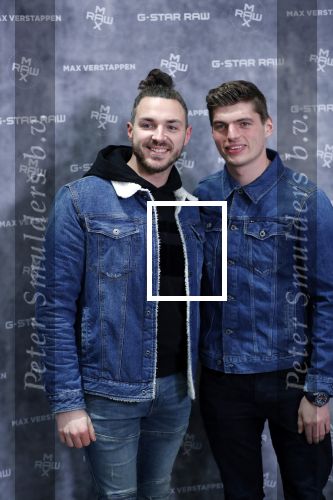 Amsterdam 4 februari 2019
Max Verstappen bij de presentatie van de G-Star RAW Max Verstappen lijn in de G-star winkel op de pc Hooftstraat. Max gaat met fans op de foto.