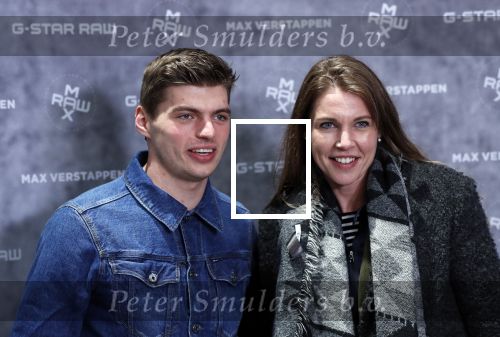 Amsterdam 4 februari 2019
Max Verstappen bij de presentatie van de G-Star RAW Max Verstappen lijn in de G-star winkel op de pc Hooftstraat. Max gaat met fans op de foto.