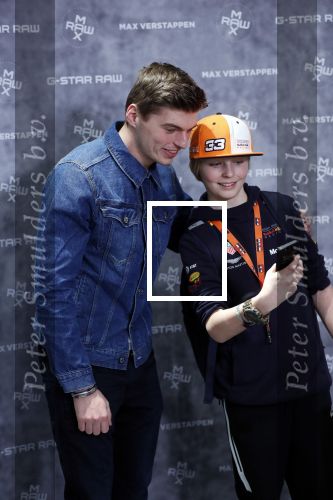 Amsterdam 4 februari 2019
Max Verstappen bij de presentatie van de G-Star RAW Max Verstappen lijn in de G-star winkel op de pc Hooftstraat. Max gaat met fans op de foto.