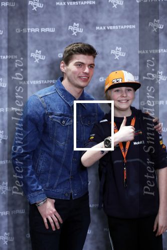 Amsterdam 4 februari 2019
Max Verstappen bij de presentatie van de G-Star RAW Max Verstappen lijn in de G-star winkel op de pc Hooftstraat. Max gaat met fans op de foto.