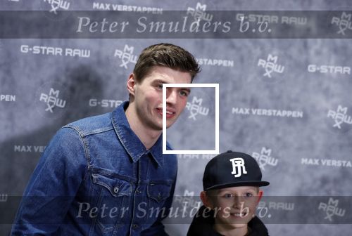 Amsterdam 4 februari 2019
Max Verstappen bij de presentatie van de G-Star RAW Max Verstappen lijn in de G-star winkel op de pc Hooftstraat. Max gaat met fans op de foto.