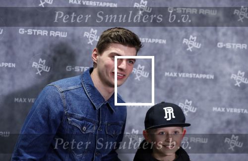 Amsterdam 4 februari 2019
Max Verstappen bij de presentatie van de G-Star RAW Max Verstappen lijn in de G-star winkel op de pc Hooftstraat. Max gaat met fans op de foto.
