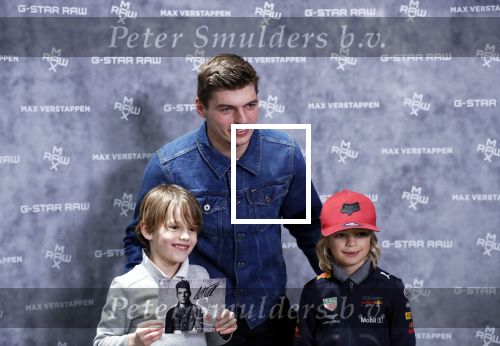 Amsterdam 4 februari 2019
Max Verstappen bij de presentatie van de G-Star RAW Max Verstappen lijn in de G-star winkel op de pc Hooftstraat. Max gaat met fans op de foto.