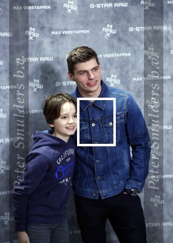 Amsterdam 4 februari 2019
Max Verstappen bij de presentatie van de G-Star RAW Max Verstappen lijn in de G-star winkel op de pc Hooftstraat. Max gaat met fans op de foto.