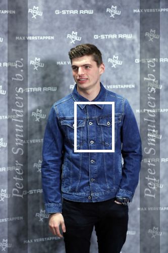Amsterdam 4 februari 2019
Max Verstappen bij de presentatie van de G-Star RAW Max Verstappen lijn in de G-star winkel op de pc Hooftstraat. Max gaat met fans op de foto.