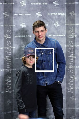 Amsterdam 4 februari 2019
Max Verstappen bij de presentatie van de G-Star RAW Max Verstappen lijn in de G-star winkel op de pc Hooftstraat. Max gaat met fans op de foto.