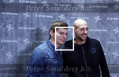 Amsterdam 4 februari 2019
Max Verstappen bij de presentatie van de G-Star RAW Max Verstappen lijn in de G-star winkel op de pc Hooftstraat. Max gaat met fans op de foto.