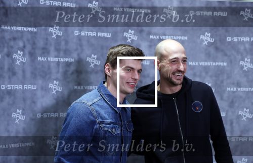Amsterdam 4 februari 2019
Max Verstappen bij de presentatie van de G-Star RAW Max Verstappen lijn in de G-star winkel op de pc Hooftstraat. Max gaat met fans op de foto.