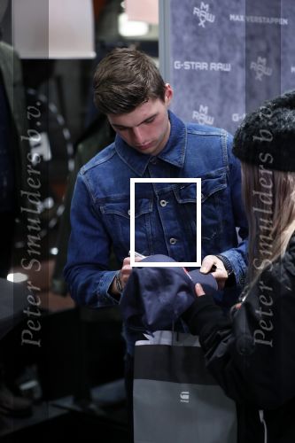 Amsterdam 4 februari 2019
Max Verstappen bij de presentatie van de G-Star RAW Max Verstappen lijn in de G-star winkel op de pc Hooftstraat. Max gaat met fans op de foto.