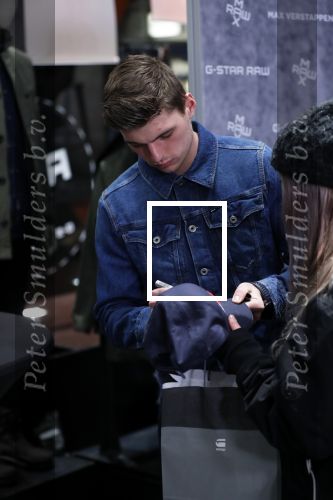 Amsterdam 4 februari 2019
Max Verstappen bij de presentatie van de G-Star RAW Max Verstappen lijn in de G-star winkel op de pc Hooftstraat. Max gaat met fans op de foto.