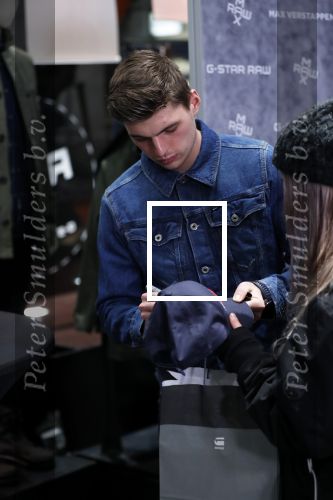 Amsterdam 4 februari 2019
Max Verstappen bij de presentatie van de G-Star RAW Max Verstappen lijn in de G-star winkel op de pc Hooftstraat. Max gaat met fans op de foto.
