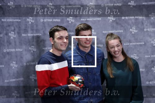 Amsterdam 4 februari 2019
Max Verstappen bij de presentatie van de G-Star RAW Max Verstappen lijn in de G-star winkel op de pc Hooftstraat. Max gaat met fans op de foto.