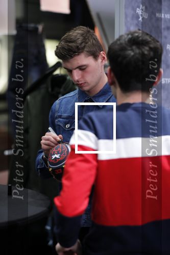 Amsterdam 4 februari 2019
Max Verstappen bij de presentatie van de G-Star RAW Max Verstappen lijn in de G-star winkel op de pc Hooftstraat. Max gaat met fans op de foto.