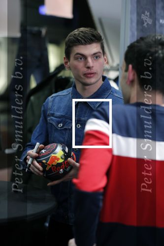 Amsterdam 4 februari 2019
Max Verstappen bij de presentatie van de G-Star RAW Max Verstappen lijn in de G-star winkel op de pc Hooftstraat. Max gaat met fans op de foto.