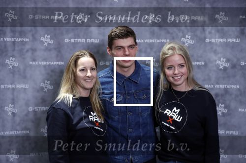 Amsterdam 4 februari 2019
Max Verstappen bij de presentatie van de G-Star RAW Max Verstappen lijn in de G-star winkel op de pc Hooftstraat. Max gaat met fans op de foto.