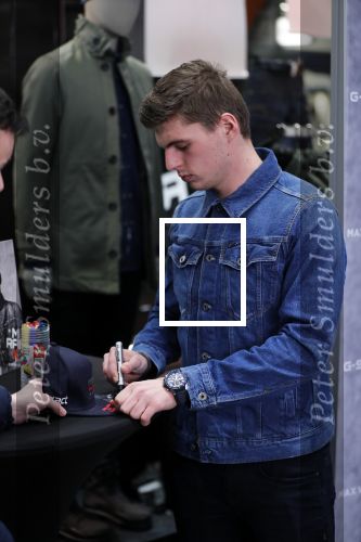 Amsterdam 4 februari 2019
Max Verstappen bij de presentatie van de G-Star RAW Max Verstappen lijn in de G-star winkel op de pc Hooftstraat. Max gaat met fans op de foto.