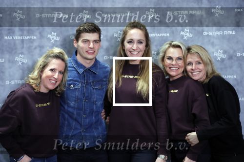 Amsterdam 4 februari 2019
Max Verstappen bij de presentatie van de G-Star RAW Max Verstappen lijn in de G-star winkel op de pc Hooftstraat. Max gaat met fans op de foto.