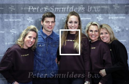 Amsterdam 4 februari 2019
Max Verstappen bij de presentatie van de G-Star RAW Max Verstappen lijn in de G-star winkel op de pc Hooftstraat. Max gaat met fans op de foto.