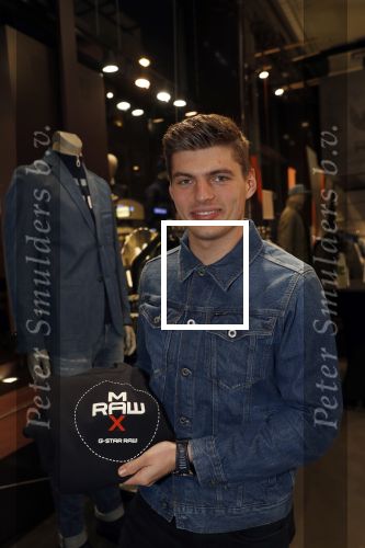 Amsterdam 4 februari 2019
Max Verstappen bij de presentatie van de G-Star RAW Max Verstappen lijn in de G-star winkel op de pc Hooftstraat. Max gaat met fans op de foto.